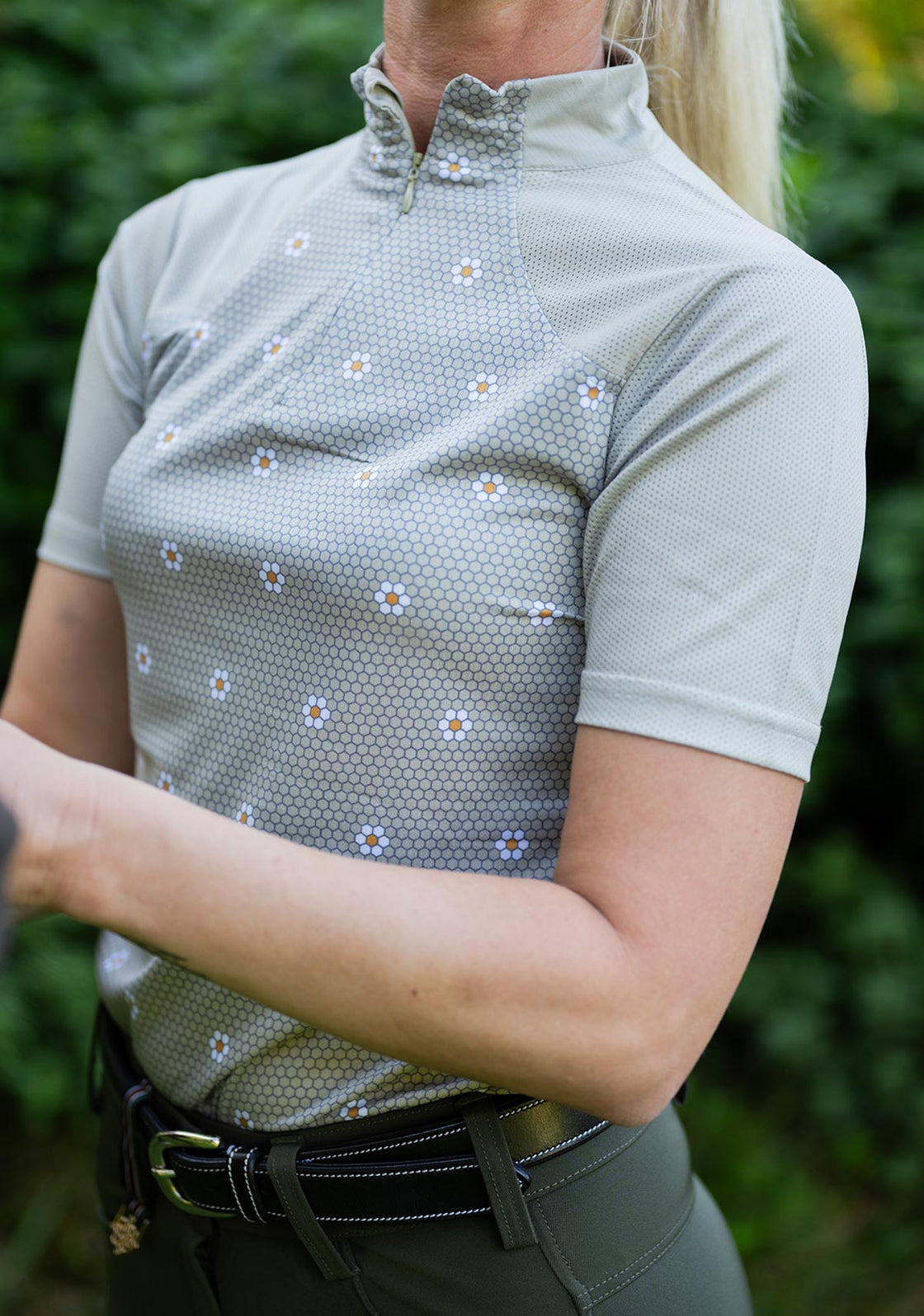 Mosaic Daises in Olive Short Sleeve Sport Sun Shirt